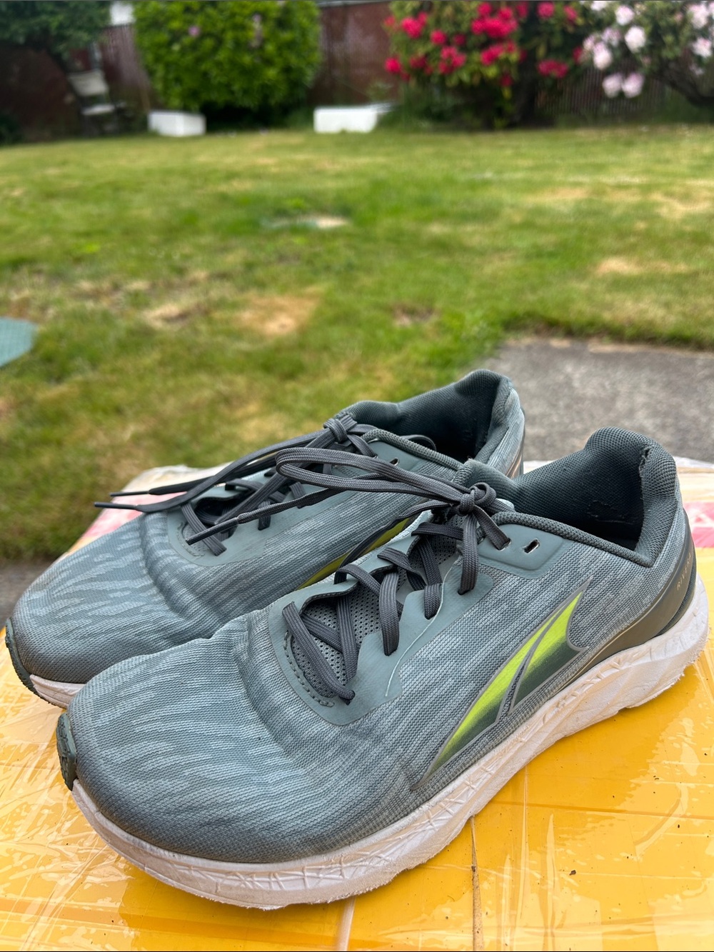 Altra Road Rivera Men’s in Sage with Lime Accent Sneakers Size 8.5